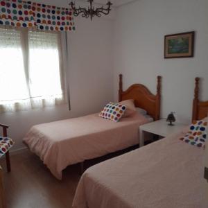 艾拉斯蒂耶羅的住宿－Vista a la sierra，一间卧室设有两张床和窗户。