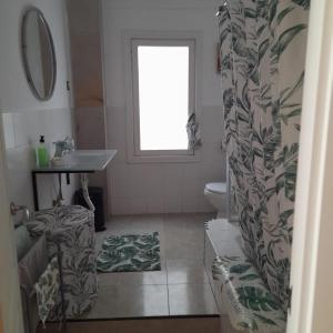 łazienka z umywalką, toaletą i oknem w obiekcie Vista a la sierra w mieście El Astillero