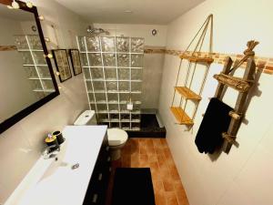 Kúpeľňa v ubytovaní Cornu Karma Apartment El Pati