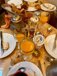 une table remplie d'assiettes et de verres de nourriture dans l'établissement Dar Farah, riad au coeur de la médina, à Essaouira