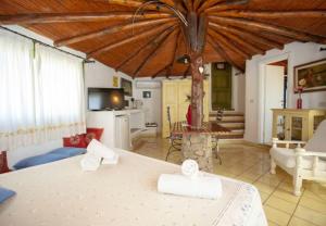 ein Schlafzimmer mit Bett und ein Wohnzimmer in der Unterkunft Cozy Studio Porto Rotondo 35 m² + Pool in Porto Rotondo