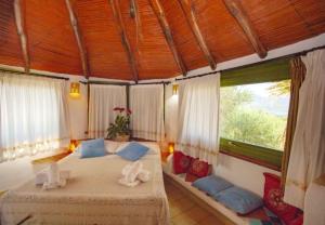 ein Schlafzimmer mit großem Bett und großem Fenster in der Unterkunft Cozy Studio Porto Rotondo 35 m² + Pool in Porto Rotondo