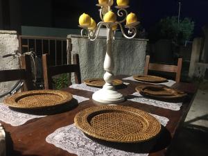una mesa de madera con una lámpara y cestas en ella en MUREX en Marsala