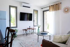 U San Daniellu villas et chambres的电视和/或娱乐中心