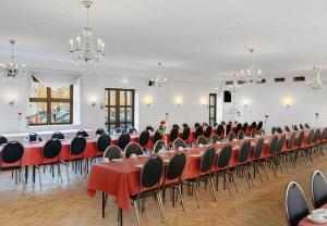 Restoran või mõni muu söögikoht majutusasutuses Hotel Phønix Brønderslev