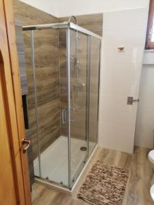 y baño con ducha y puerta de cristal. en Casa Zia Gianna en Otranto