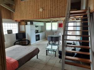 Zimmer mit einem Bett und einer Küche mit einer Treppe in der Unterkunft Gîte de la Nouasse in Québriac