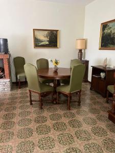 een eetkamer met een houten tafel en stoelen bij Casetta Lake and Sun in Labro