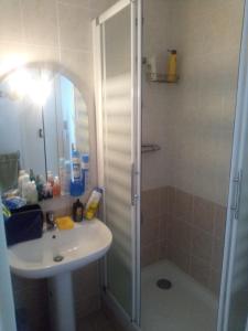 La salle de bains est pourvue d'une douche, d'un lavabo et d'un miroir. dans l'établissement T3 avec magnifique vue mer, au Barcarès