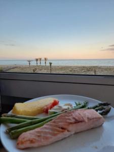 乐巴凯尔斯T3 avec magnifique vue mer的享有海滩景致的1盘食物