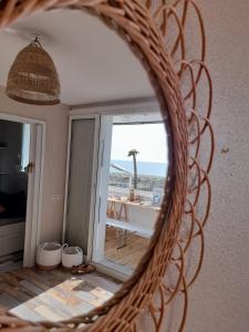 lustro w pokoju z widokiem na ocean w obiekcie T3 avec magnifique vue mer w mieście Le Barcarès
