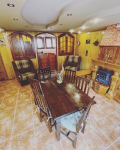 - une salle à manger avec une table et des chaises en bois dans l'établissement Cabana Carp, à Buşteni