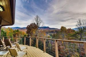 una terraza con sillas y vistas a las montañas. en Gatlinburg Smoky Mountain Cabin Amazing Views, en Gatlinburg