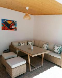Ein Sitzbereich in der Unterkunft Pirata Milfontes Guest House