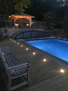 LA MAISON DE LA DUNE - Chambres Climatisées - Jacuzzi 1ère séance offerte - Piscine chauffée avec Abri Amovible - Plage située à 200m, accès direct par le bois内部或周边的泳池