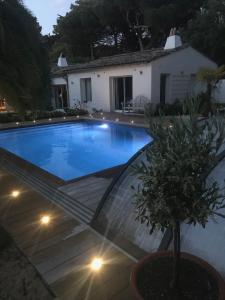 LA MAISON DE LA DUNE - Chambres Climatisées - Jacuzzi 1ère séance offerte - Piscine chauffée avec Abri Amovible - Plage située à 200m, accès direct par le bois内部或周边的泳池