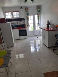 Kuchyň nebo kuchyňský kout v ubytování CHEZ COCO appartement BALISIER