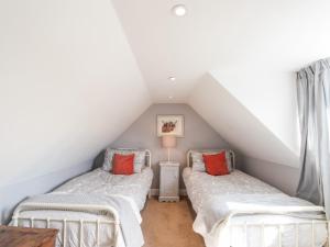 Кровать или кровати в номере Livet Cottage