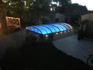 LA MAISON DE LA DUNE - Chambres Climatisées - Jacuzzi 1ère séance offerte - Piscine chauffée avec Abri Amovible - Plage située à 200m, accès direct par le bois内部或周边的泳池