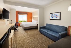 una camera d'albergo con divano e letto di Holiday Inn Express & Suites Bonifay, an IHG Hotel a Bonifay