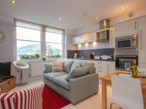 Η κουζίνα ή μικρή κουζίνα στο Flat 1, 32 Newcomen Road