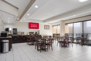 jadalnia ze stołami i krzesłami w restauracji w obiekcie Red Roof Inn & Suites Jacksonville, NC w mieście Jacksonville