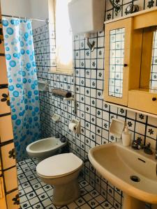 y baño con aseo y lavamanos. en Casa Vacanze Oasi di Venere, en Pantelleria