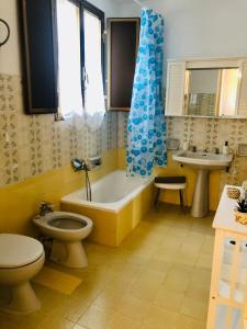 łazienka z wanną, toaletą i umywalką w obiekcie Casa Vacanze Oasi di Venere w mieście Pantelleria