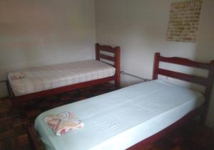 um quarto com duas camas num quarto em Rex Hotel em Marília