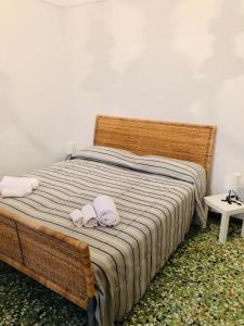 sypialnia z łóżkiem z dwoma ręcznikami w obiekcie Casa Vacanze Oasi di Venere w mieście Pantelleria