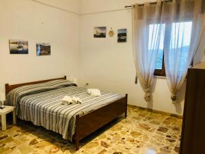 1 dormitorio con 1 cama y 2 toallas blancas en Casa Vacanze Oasi di Venere, en Pantelleria