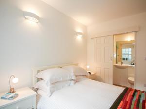 Una cama o camas en una habitación de 4 Dartview