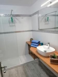 ein Badezimmer mit einem Waschbecken und einer Badewanne in der Unterkunft Blue Wave in San Miguel de Abona