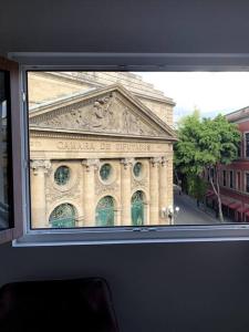 una ventana con vistas a un edificio en 112 Suites Donceles, Centro Histórico CDMX, en Ciudad de México