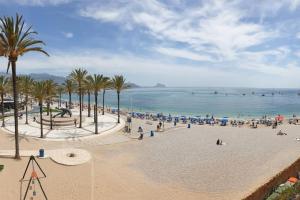 plaża z mnóstwem ludzi i ocean w obiekcie El Nuevo Faro w mieście Albir