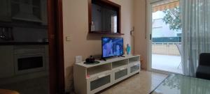 salon z telewizorem na komodzie w obiekcie Apartamento Cunit Playa w mieście Cunit