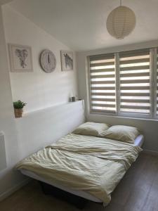 Posteľ alebo postele v izbe v ubytovaní Studio tout équipé au calme