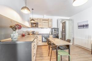 a kitchen with a table and a vase of flowers at 3.1 Apartamento Cap del Bosc in Puigcerdà