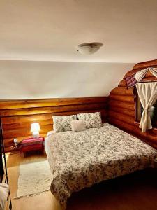 Ένα ή περισσότερα κρεβάτια σε δωμάτιο στο Stunning 4-Bed Chalet in Bran with Superb Panorama