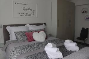 um quarto com uma cama com toalhas em Apartments Bruno em Split