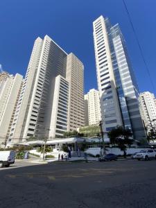 un grupo de edificios altos en una ciudad en Flat Brookfield Towers 2414 en Goiânia