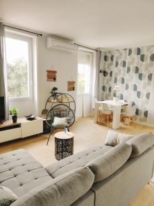 sala de estar con sofá y mesa en Marseille superbe appartement refait à neuf en Marsella