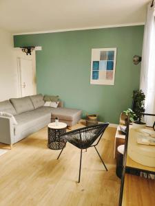 salon z kanapą i stołem w obiekcie Marseille superbe appartement refait à neuf w Marsylii