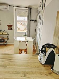 - un salon avec un bureau et une chaise dans l'établissement Marseille superbe appartement refait à neuf, à Marseille