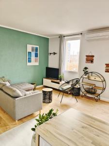 a living room with a couch and a table at Marseille superbe appartement refait à neuf in Marseille