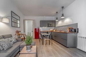 a living room and kitchen with a couch and a table at 3.2 Apartamento Coma Oriola in Puigcerdà