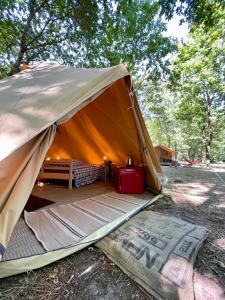 uma grande tenda com uma cama num campo em Tente Indiana Chênes - La Téouleyre em Saint-Julien-en-Born