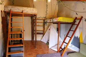 een kamer met 3 stapelbedden in een kamer bij Cal Xulipa, casa familiar al centre de Tremp in Tremp