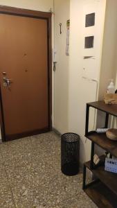 a room with a door and a trashcan in front of it at Appartamento luminoso, semplice con ogni comfort in Lido di Ostia
