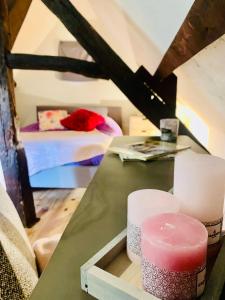 Una habitación con una mesa con una vela y una cama en Villa SAINT CHRISTOPHE de FIRFOL en Firfol